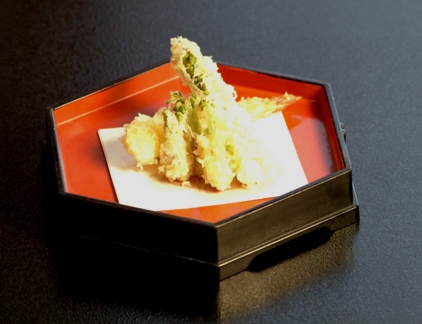カラッと揚げた地物の食材をお楽しみいただける　旬の山菜の天ぷら